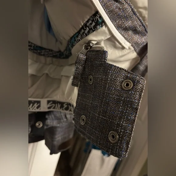 686 Women’s Snowboard Jacket – XS – Excellent Condition - Picture 14 of 17